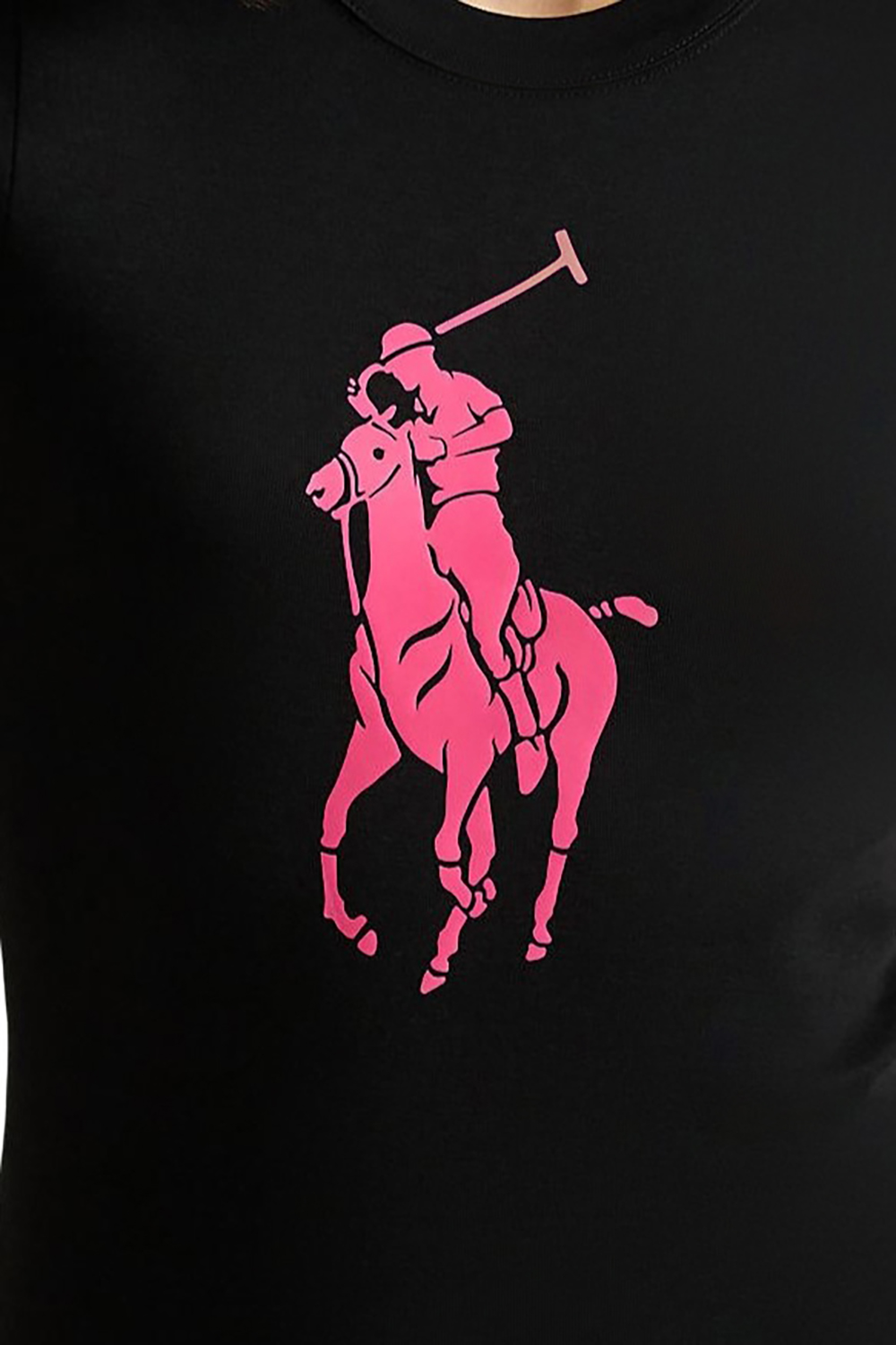 תמונת תקריב דוגמן של חולצת טי פינק פוני