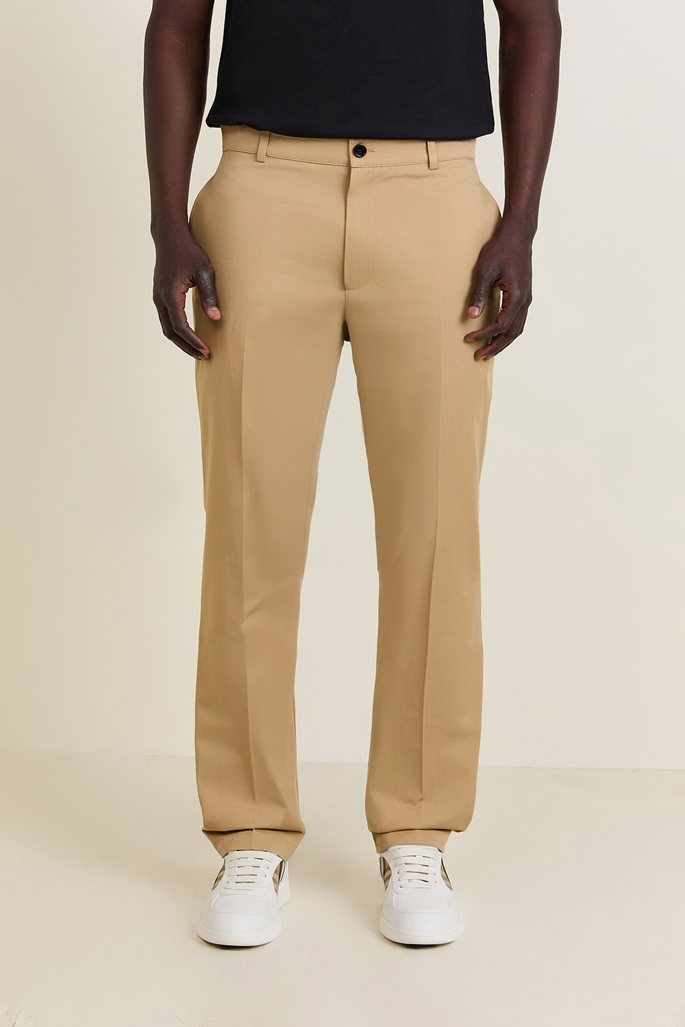 תמונת דוגמן קידמית של מכנסי צ'ינו