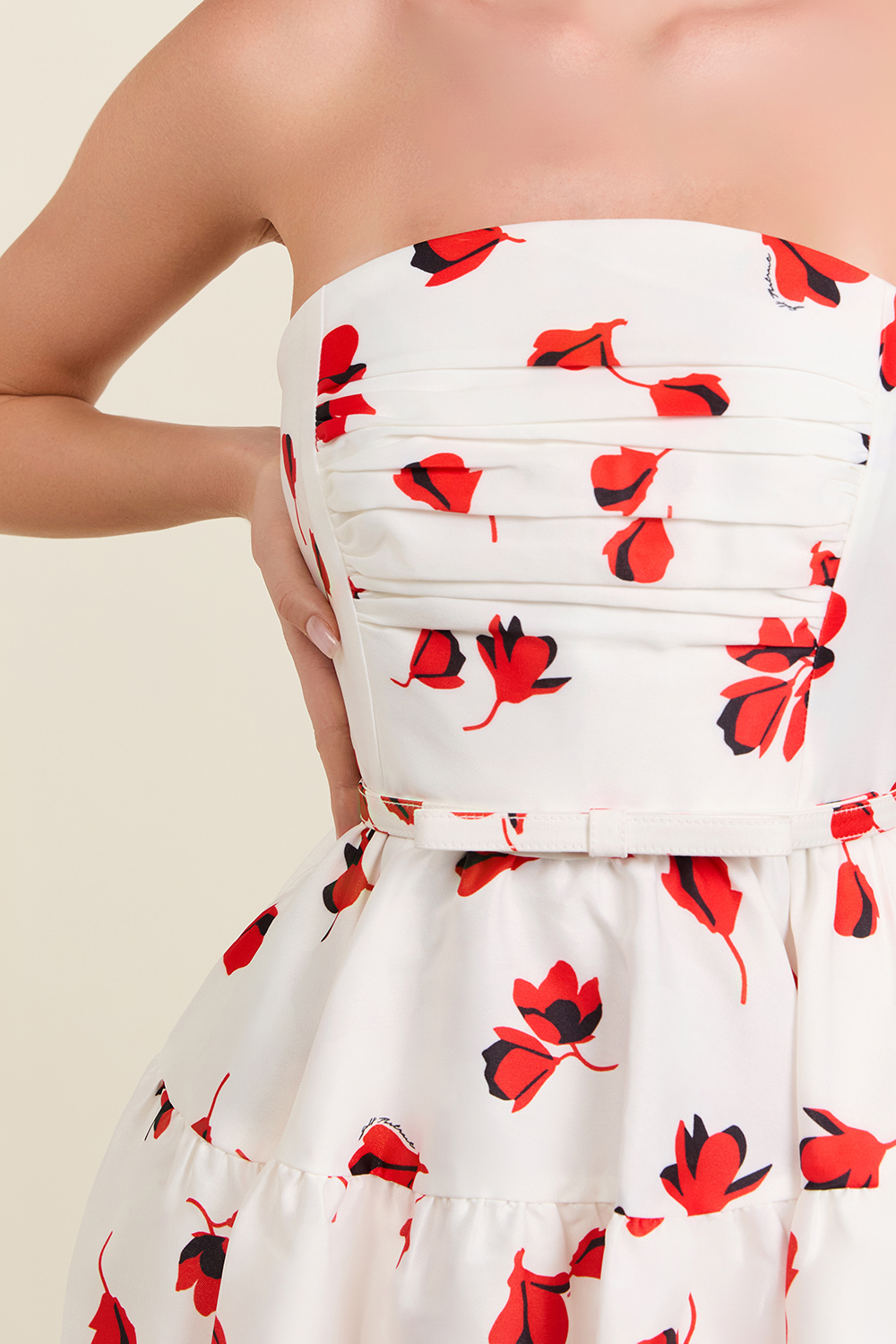 תמונת תקריב דוגמן של שמלת מידי פרחונית