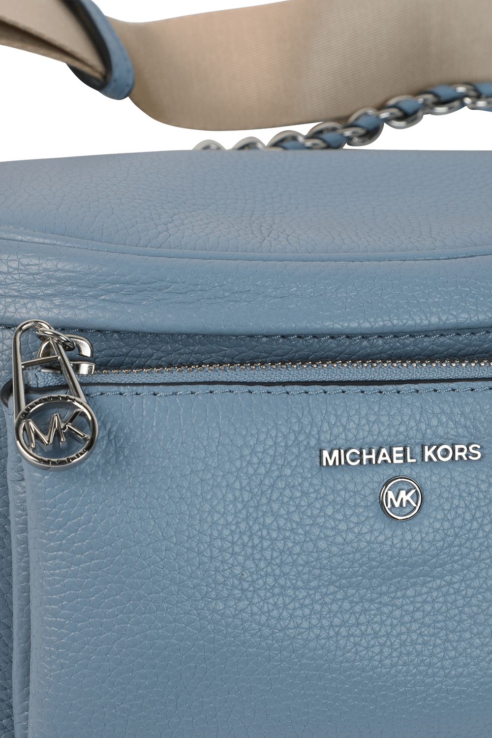 תמונת תקריב של תיק קרוס מעור מגורען עם שרשרת מתכת