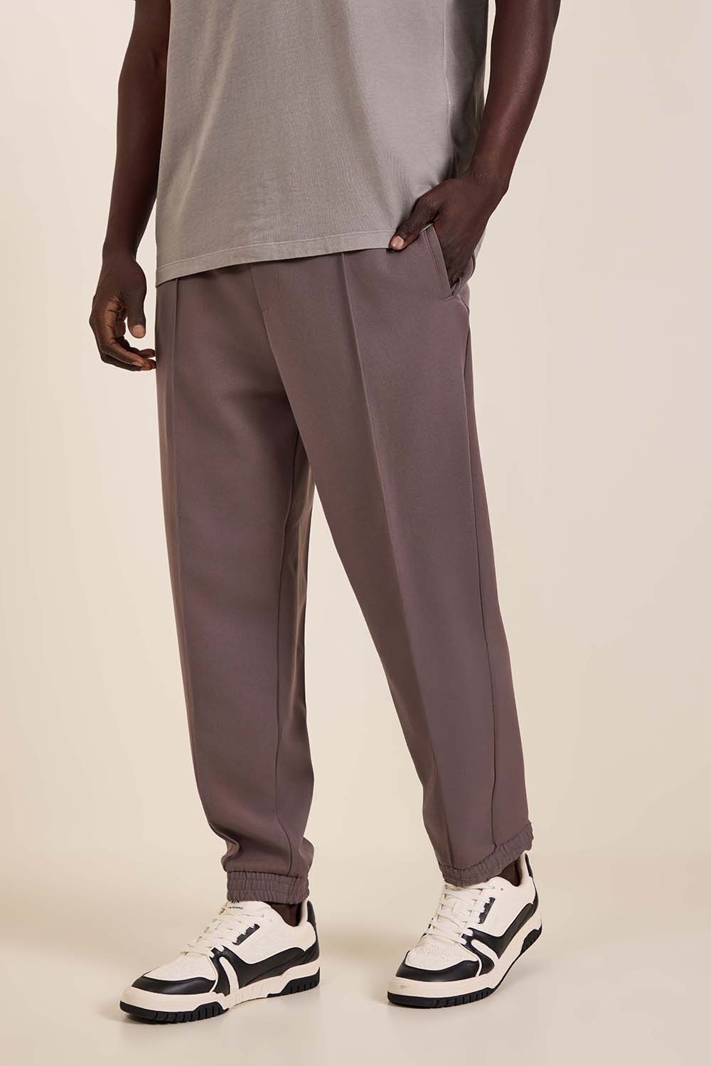 תמונת דוגמן קידמית של מכנסיים בגזרה משוחררת