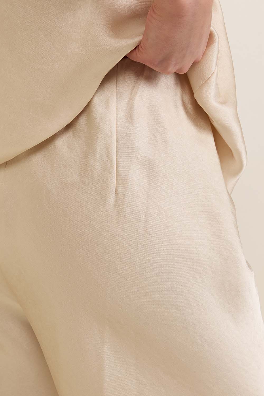 תמונת תקריב דוגמן של מכנסי סאטן בגזרה גבוהה