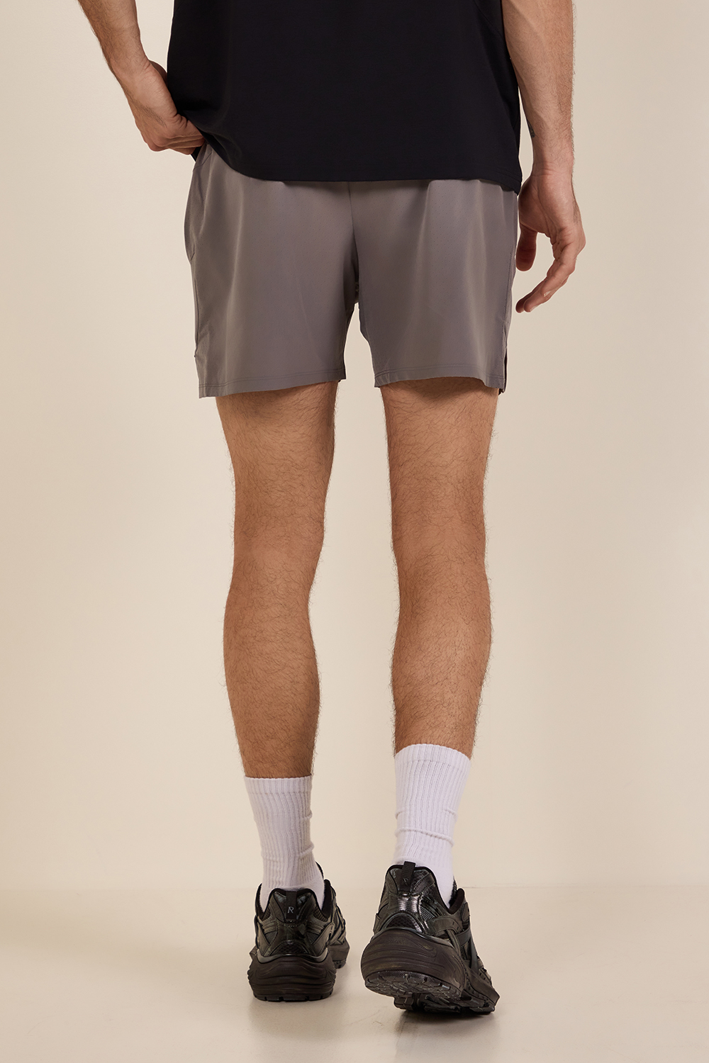 תמונת תקריב דוגמן של מכנסיים קצרים לאימון טרק 247