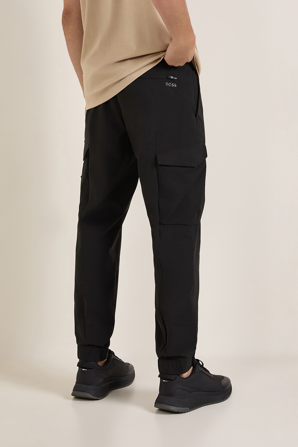 תמונת דוגמן אחורית של מכנסי קרגו