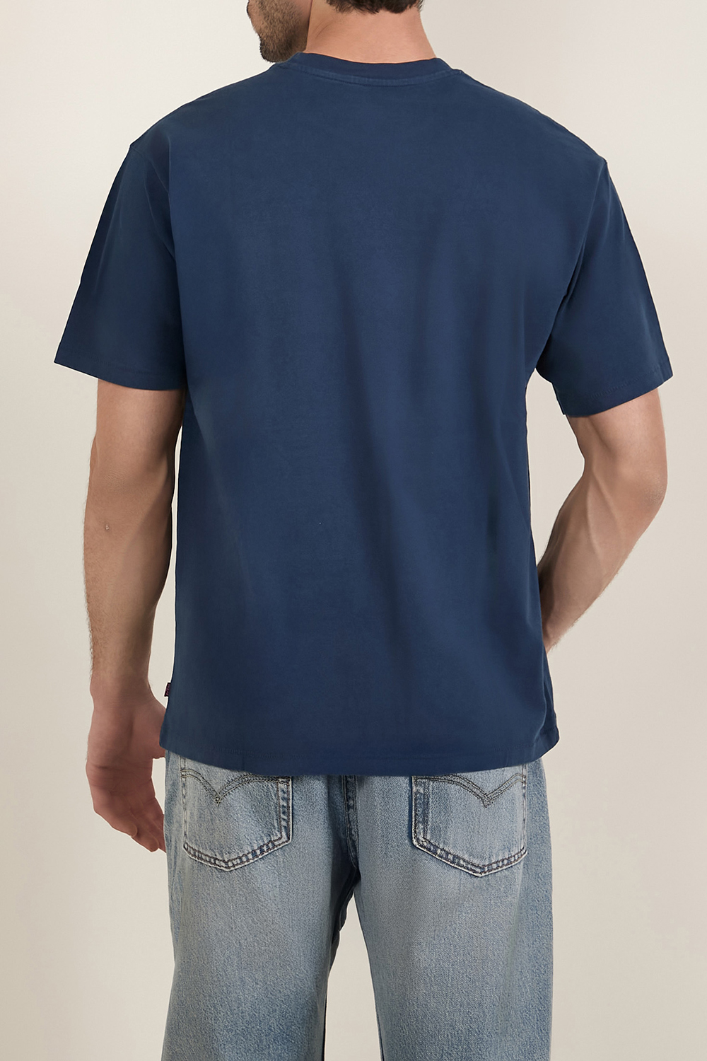 תמונת דוגמן אחורית של חולצת טי