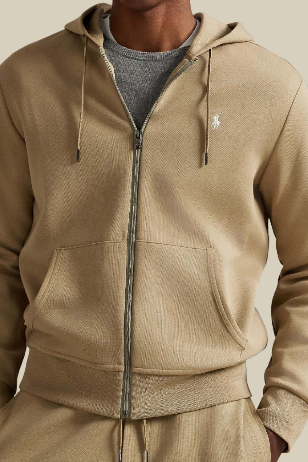 תמונת תקריב דוגמן של סווטשירט קפוצ'ון