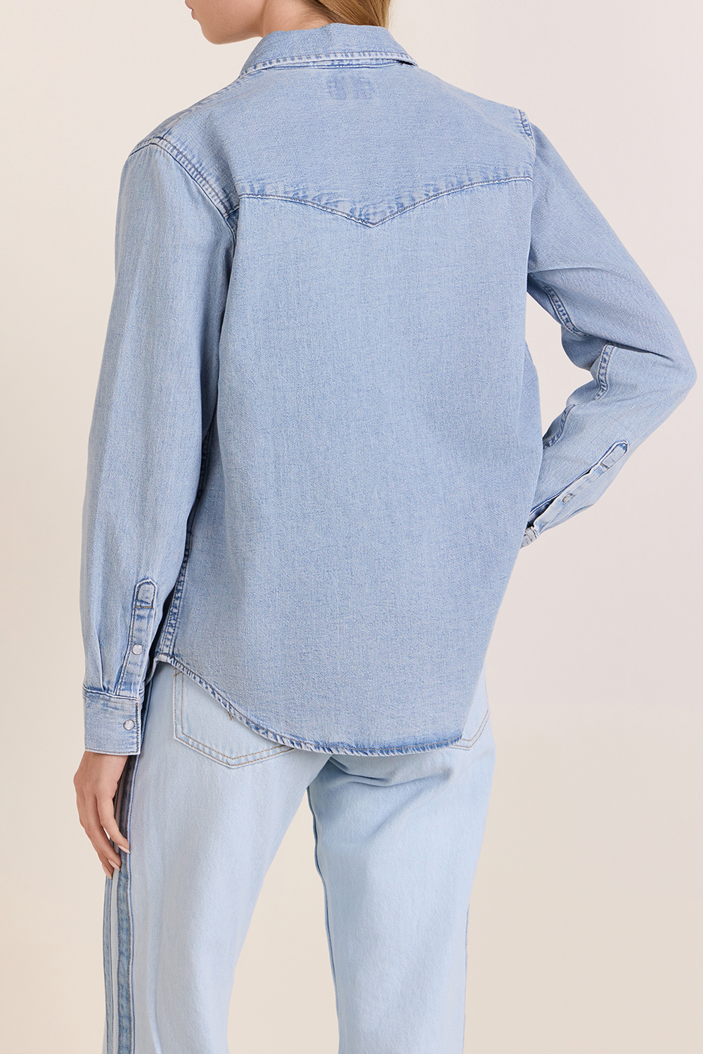תמונת דוגמן אחורית של חולצת כפתורים ג'ינס