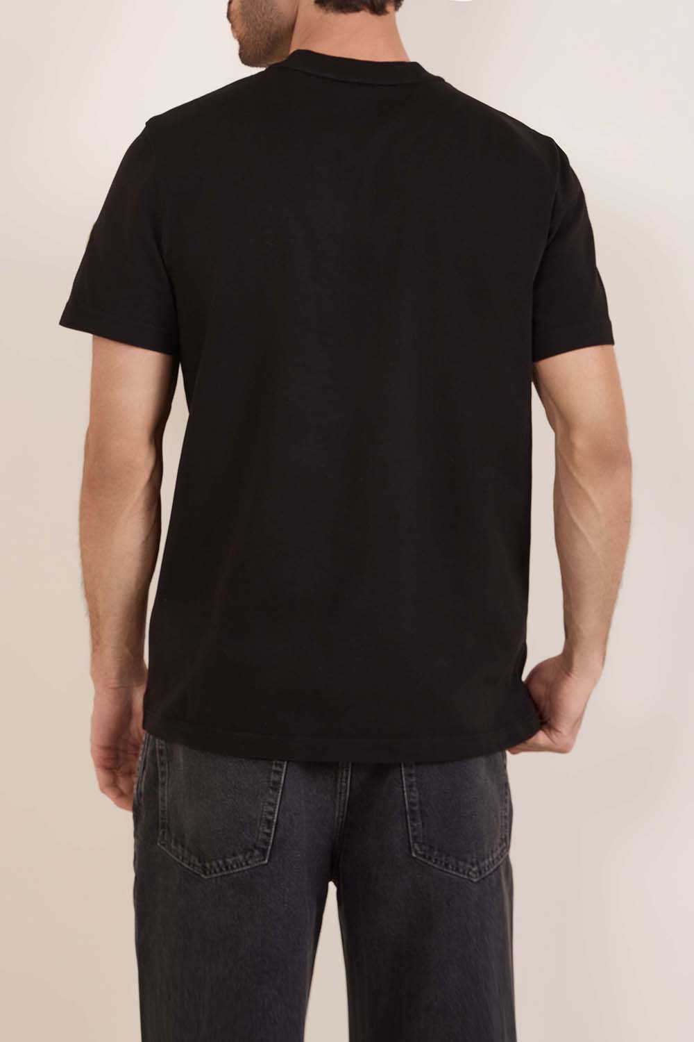 תמונת דוגמן אחורית של חולצת טי