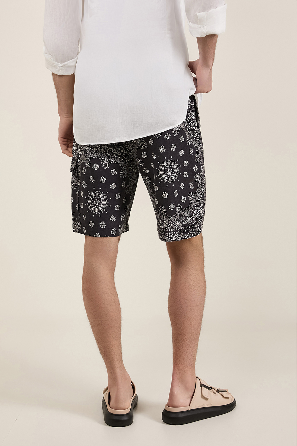 תמונת דוגמן אחורית של מכנסיים קצרים מפשתן