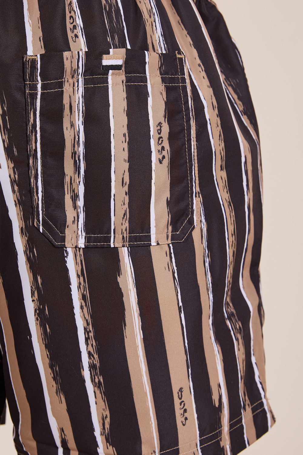 תמונת תקריב דוגמן של מכנסי בגד ים