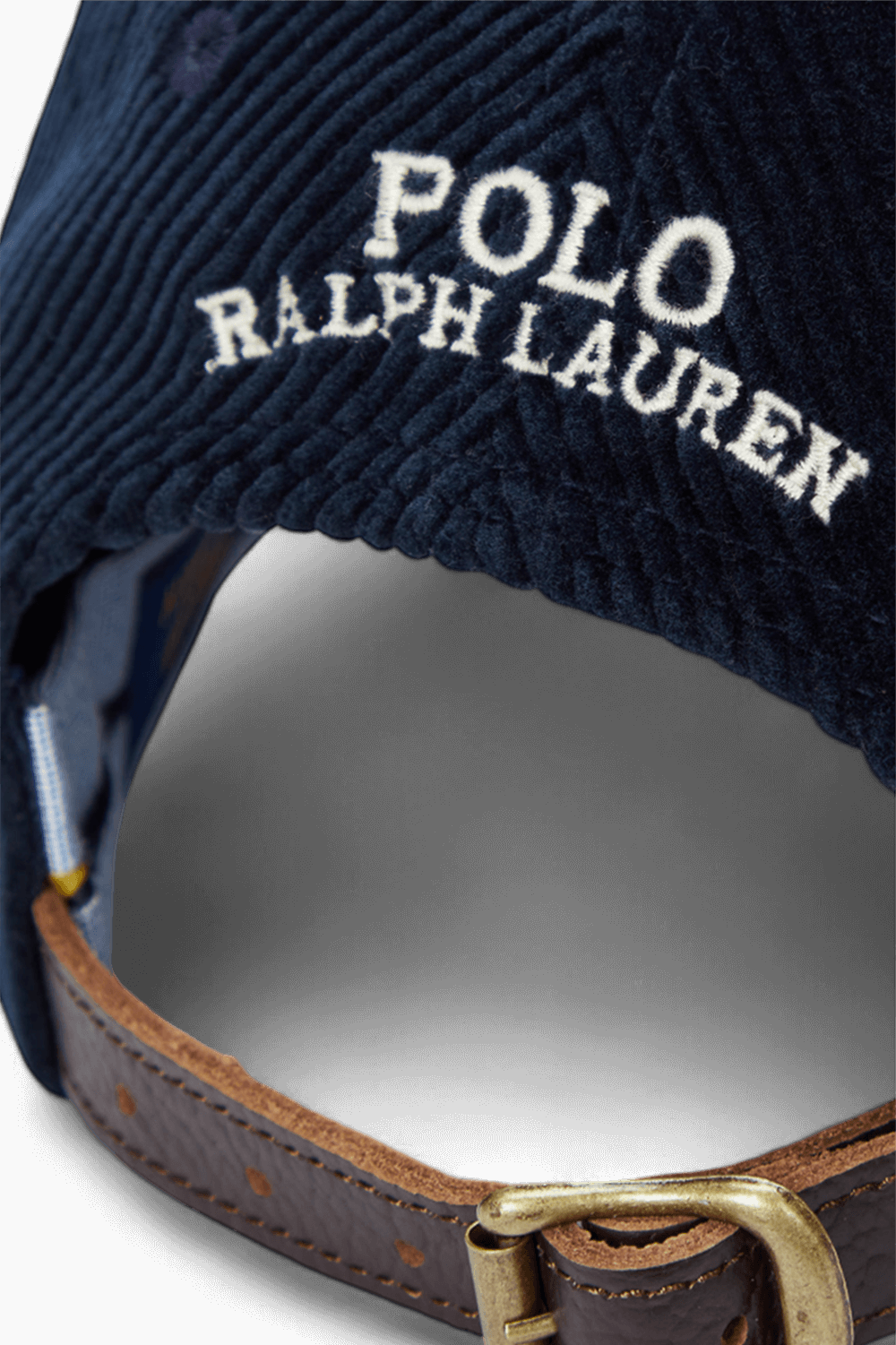 תמונת תקריב של כובע מצחייה קורדרוי