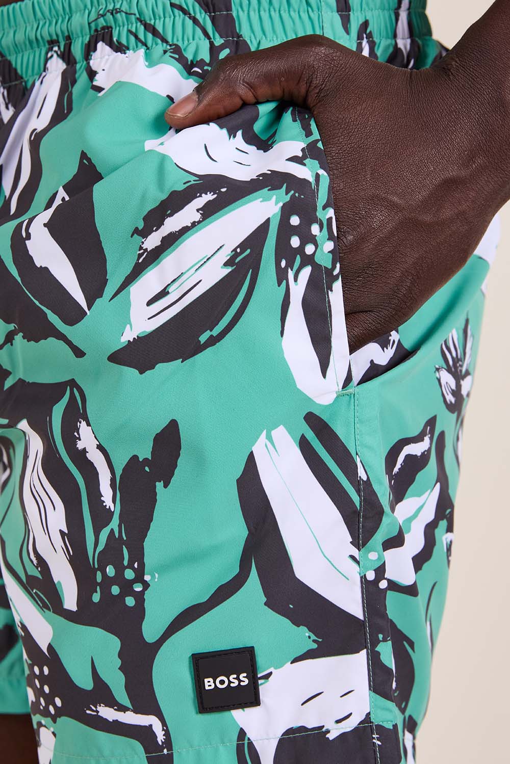 תמונת תקריב דוגמן של מכנסי בגד ים