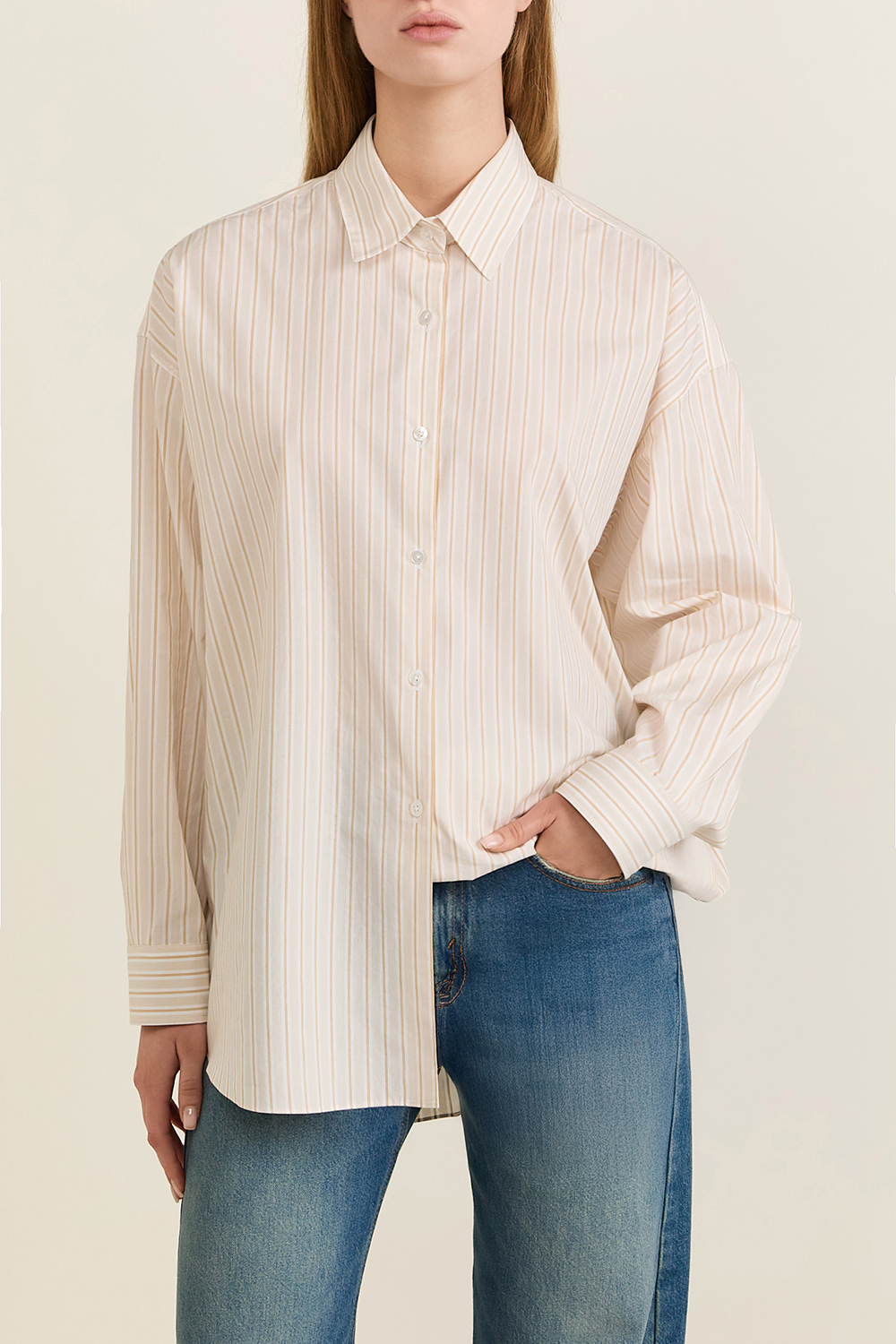 תמונת דוגמן קידמית של חולצת כפתורים אוברסייז