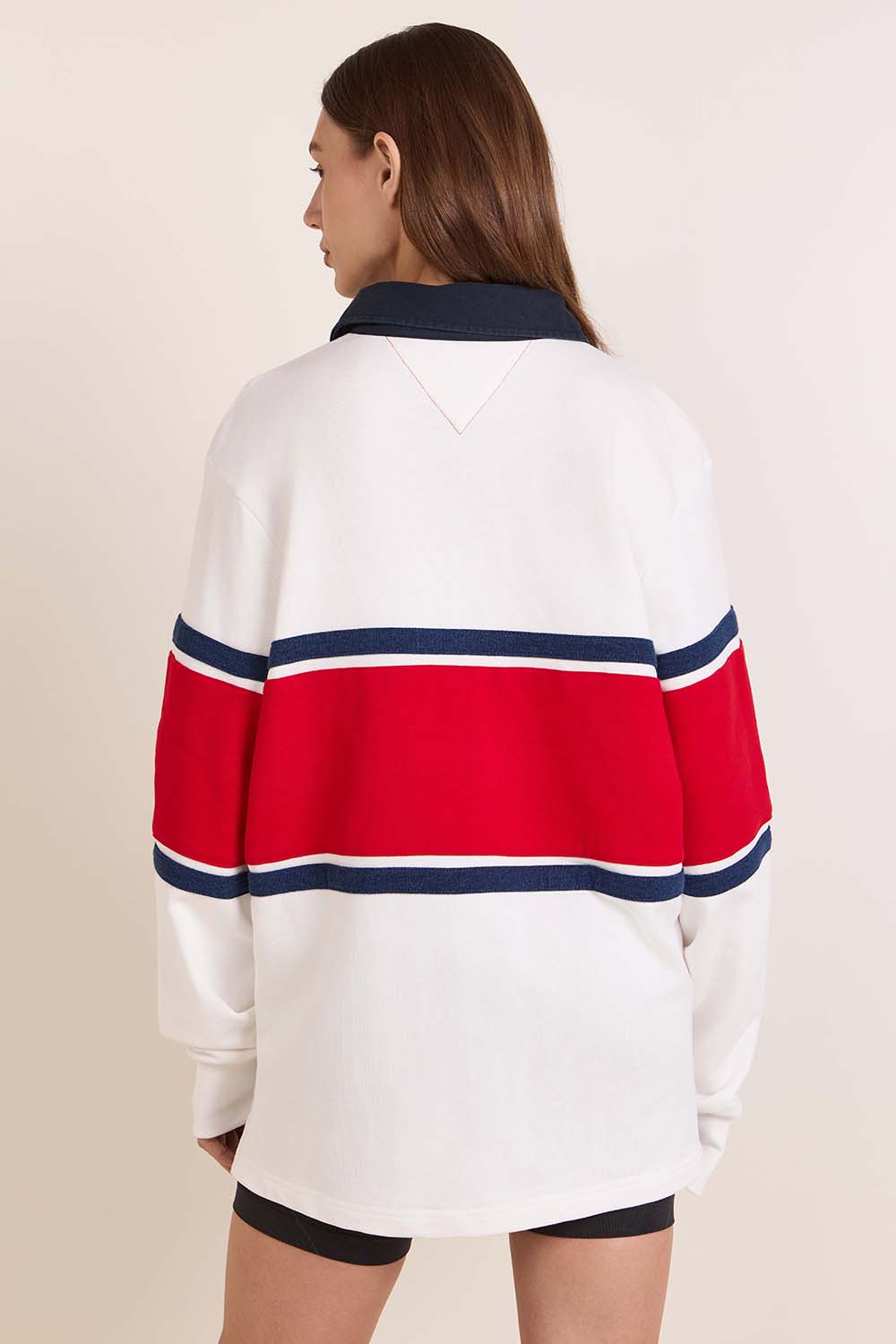 תמונת דוגמן אחורית של חולצת רוגבי טומי גירל