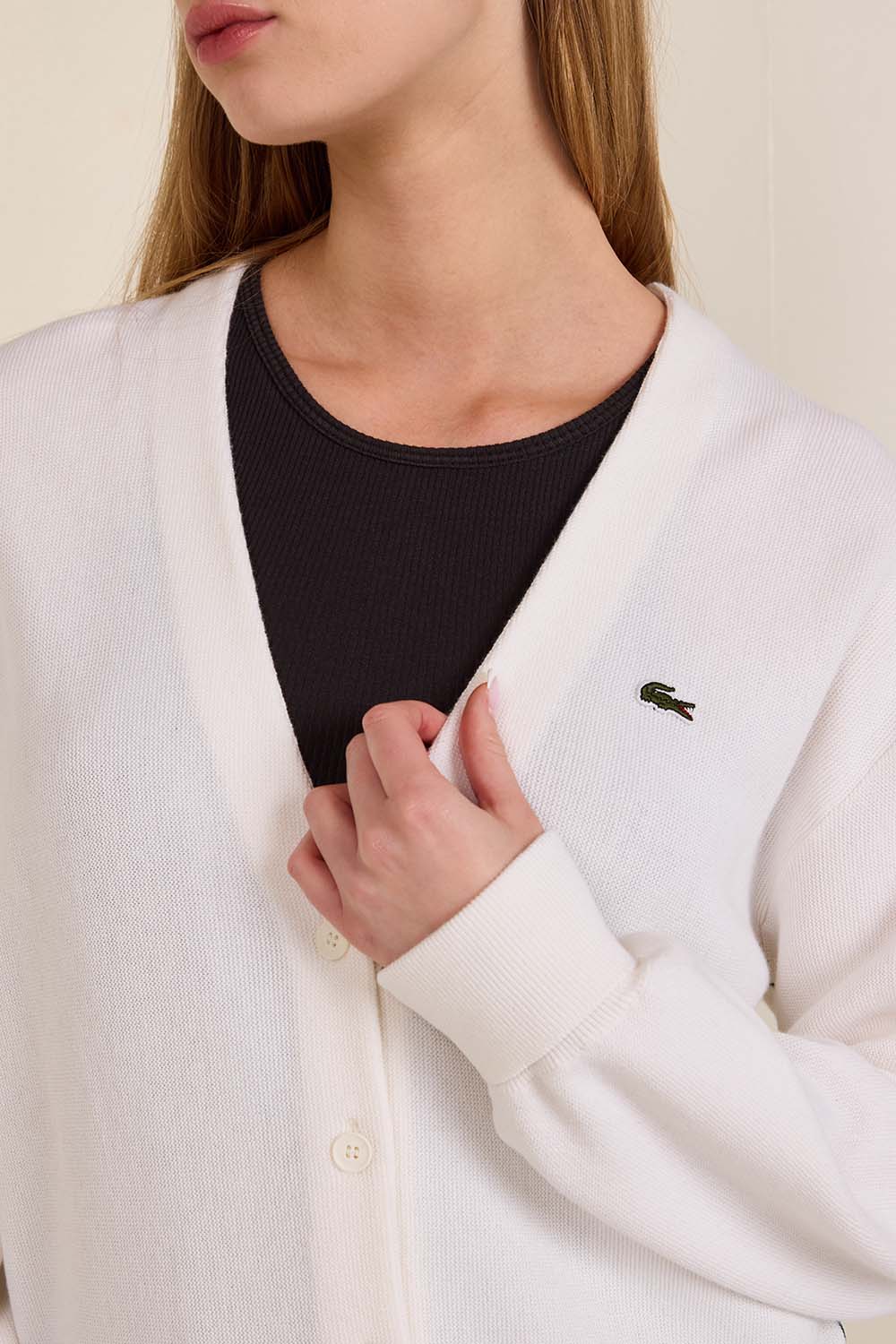 תמונת תקריב דוגמן של קרדיגן כותנה