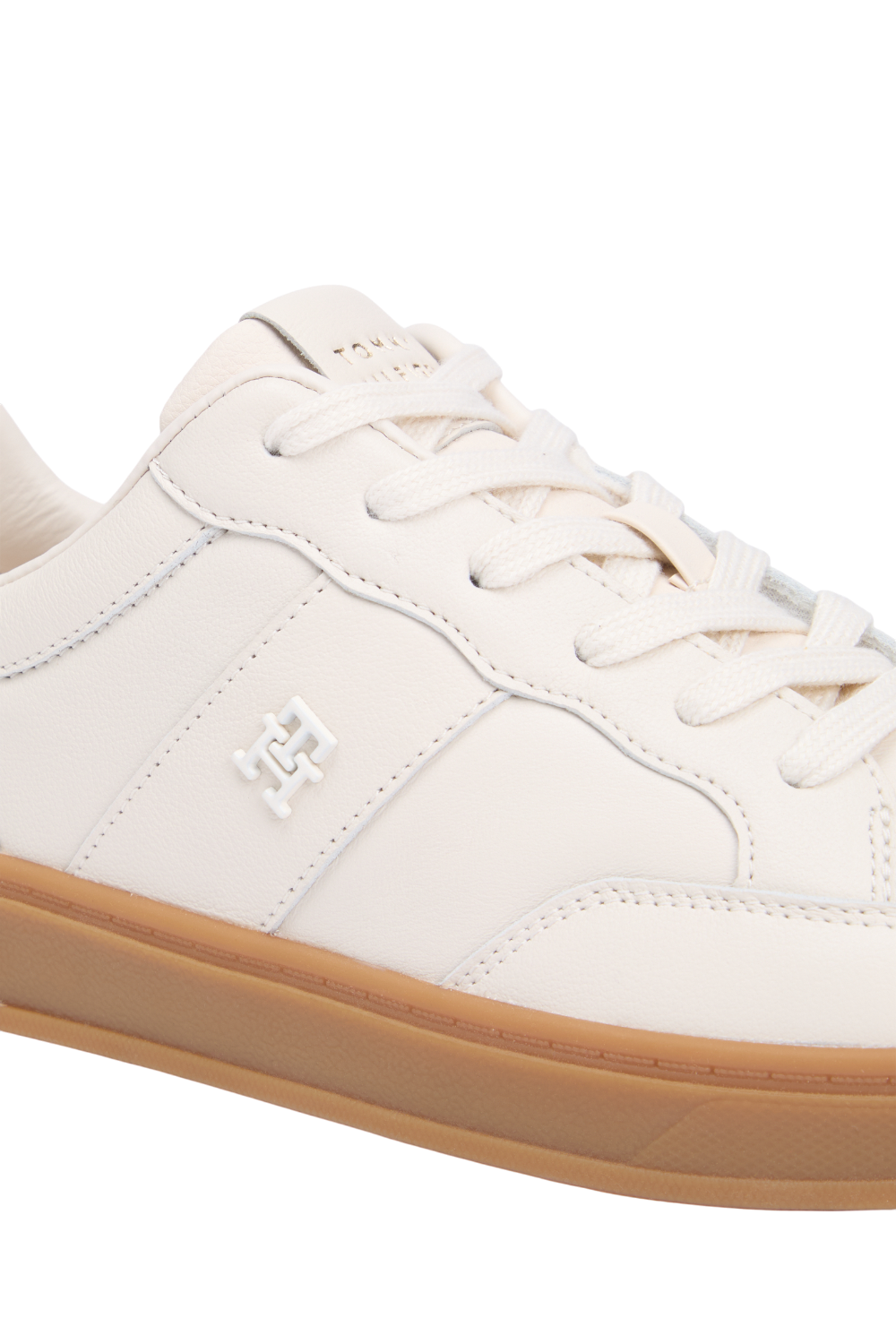 תמונת פנים של נעלי סניקרס קורט