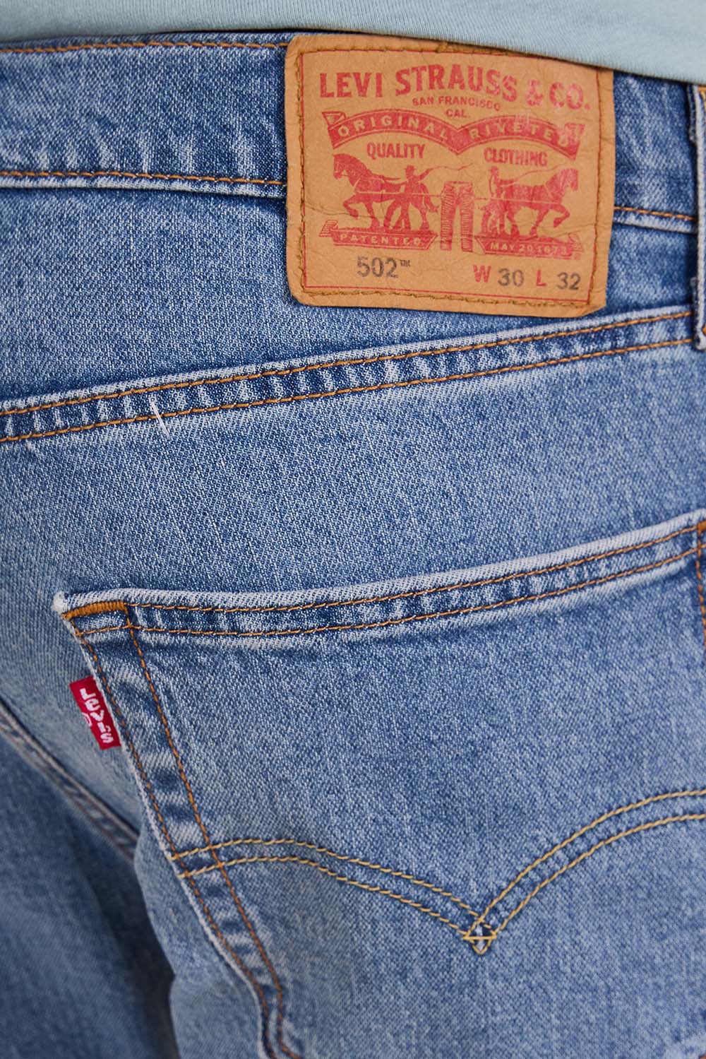 תמונת תקריב דוגמן של מכנסי ג'ינס טאפר 502 בגזרה ישרה