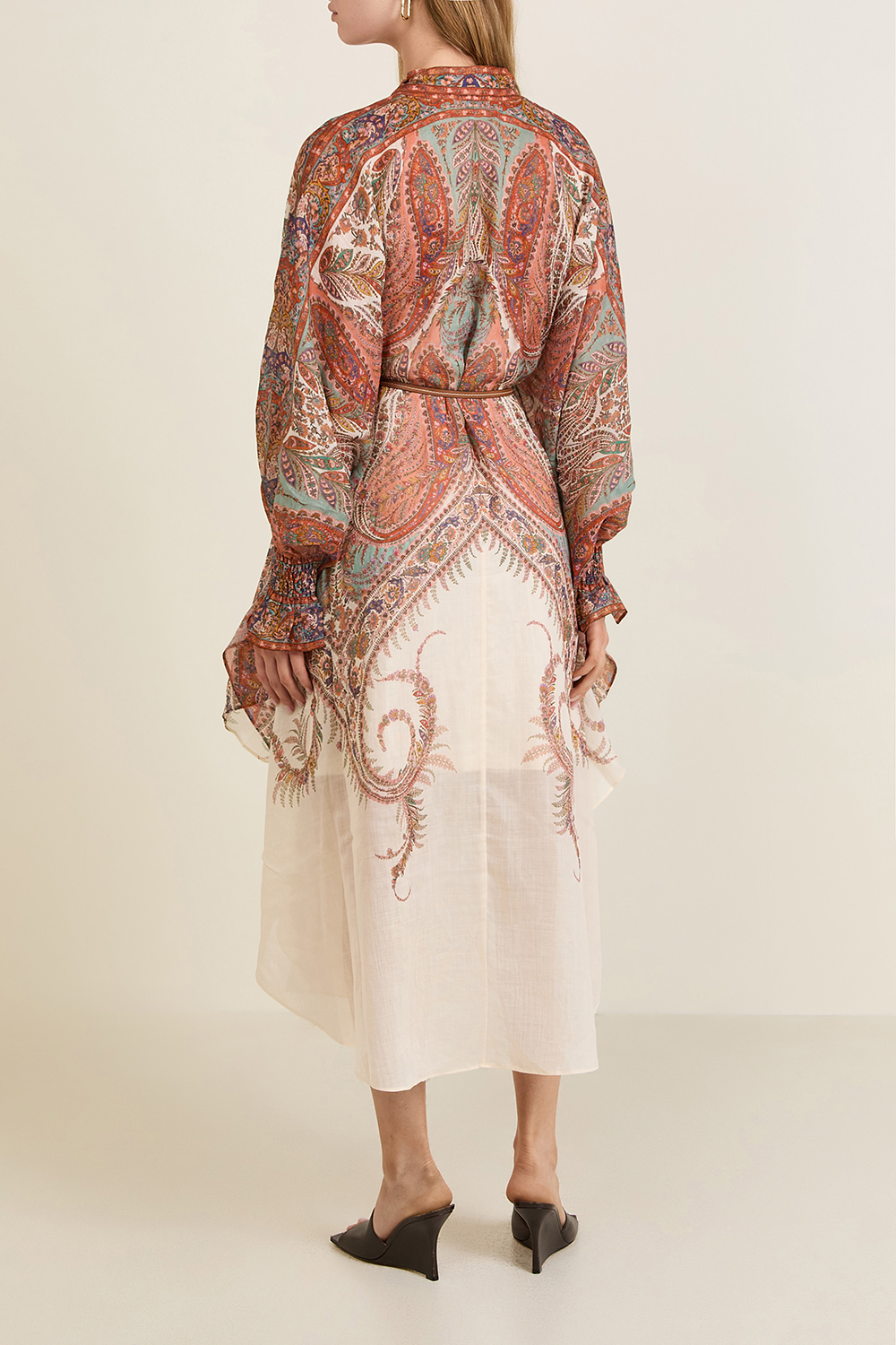 תמונת דוגמן אחורית של שמלת מידי עם צווארון קשירה