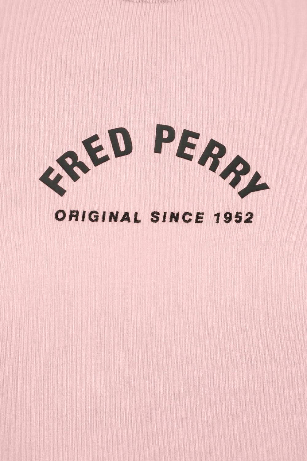 תמונה אחורית של חולצת לוגו בצבע ורוד