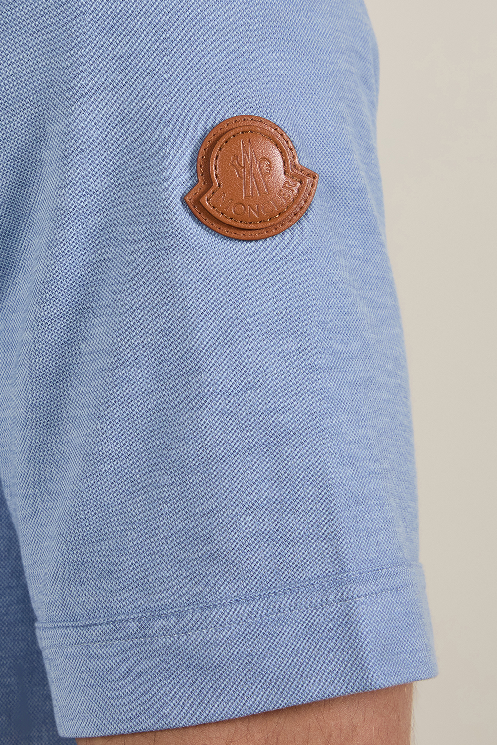 תמונת תקריב דוגמן של חולצת פולו