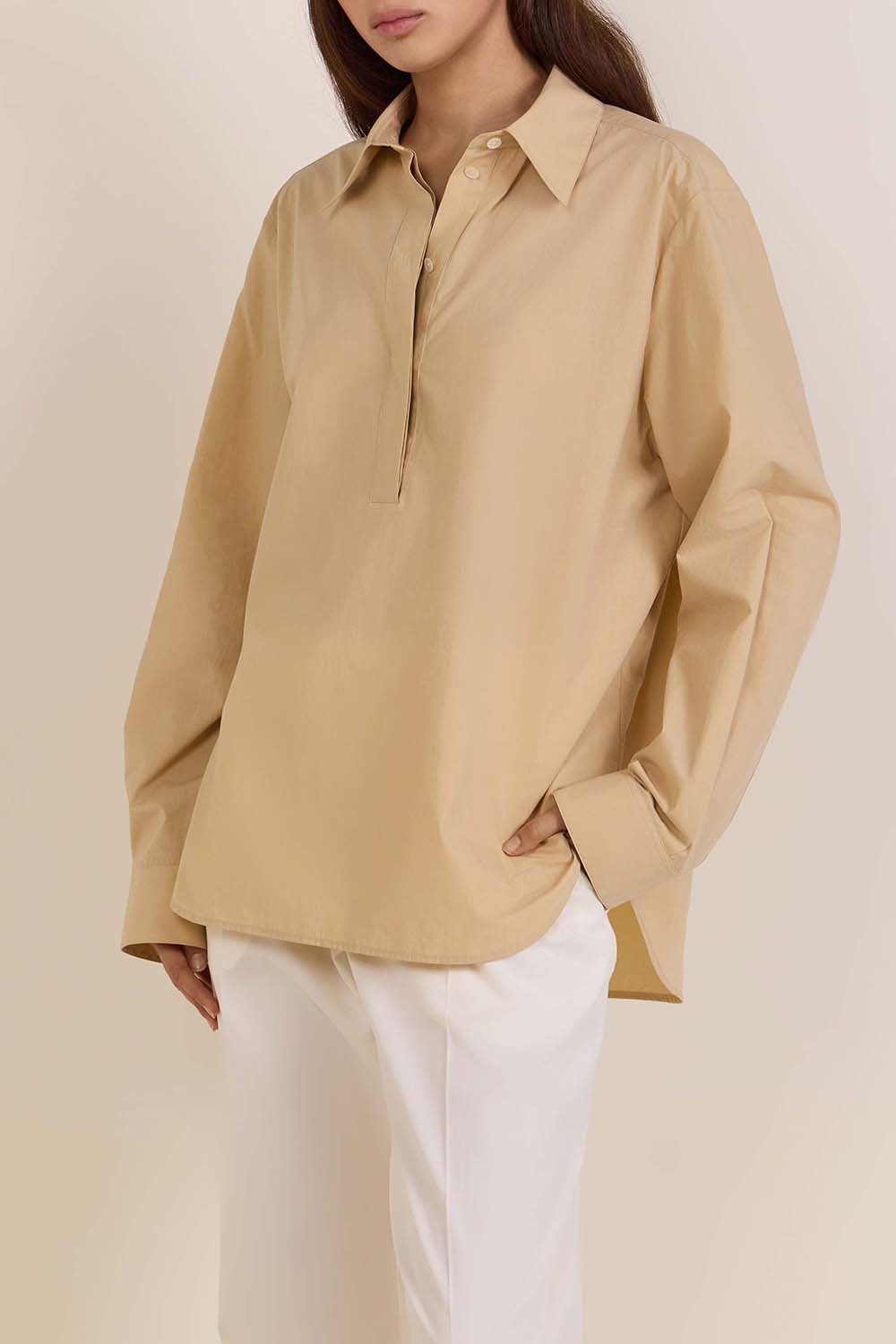 תמונת דוגמן קידמית של חולצת פולו אוברסייז