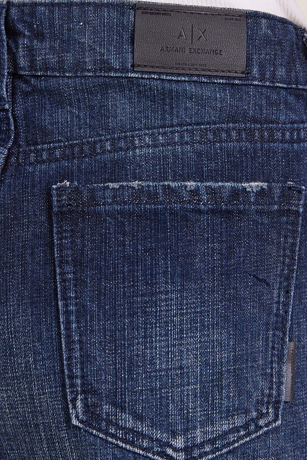 תמונת תקריב דוגמן של מכנסי ג'ינס ישרים