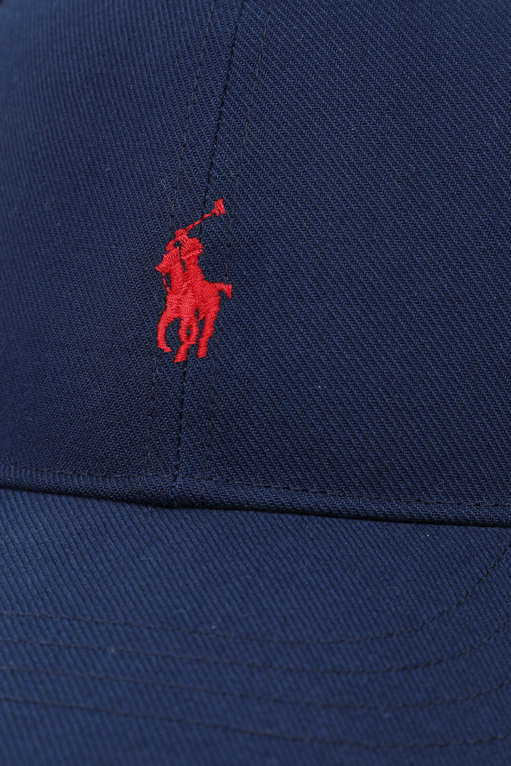 תמונת תקריב של כובע בייסבול עם לוגו בכחול נייבי