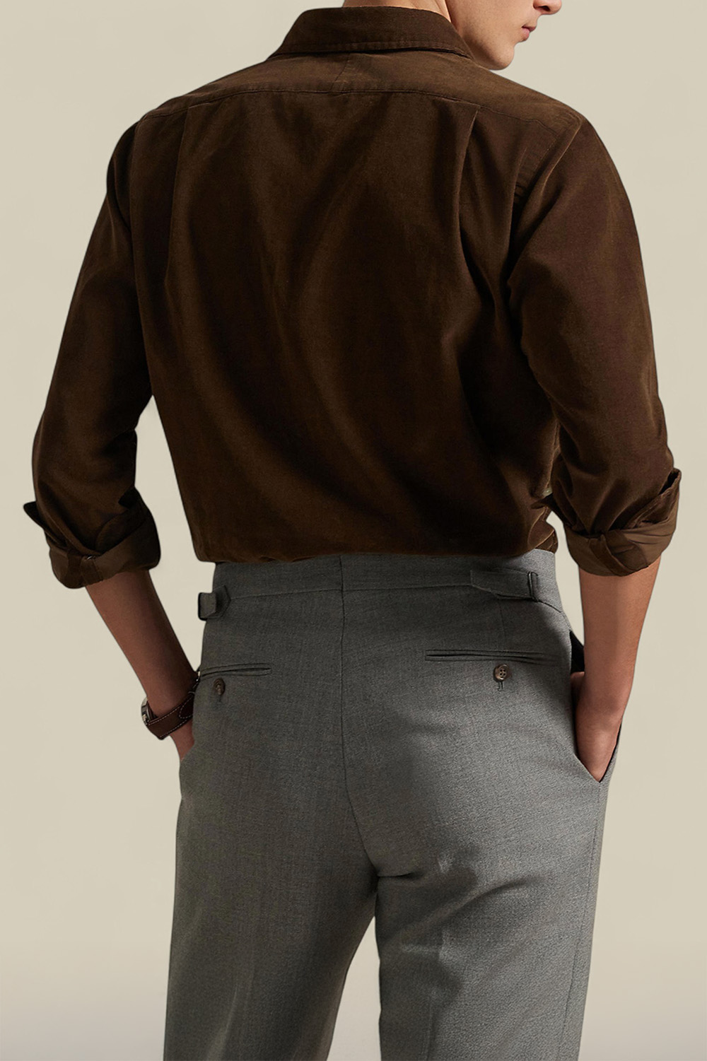 תמונת דוגמן אחורית של חולצה מכופתרת