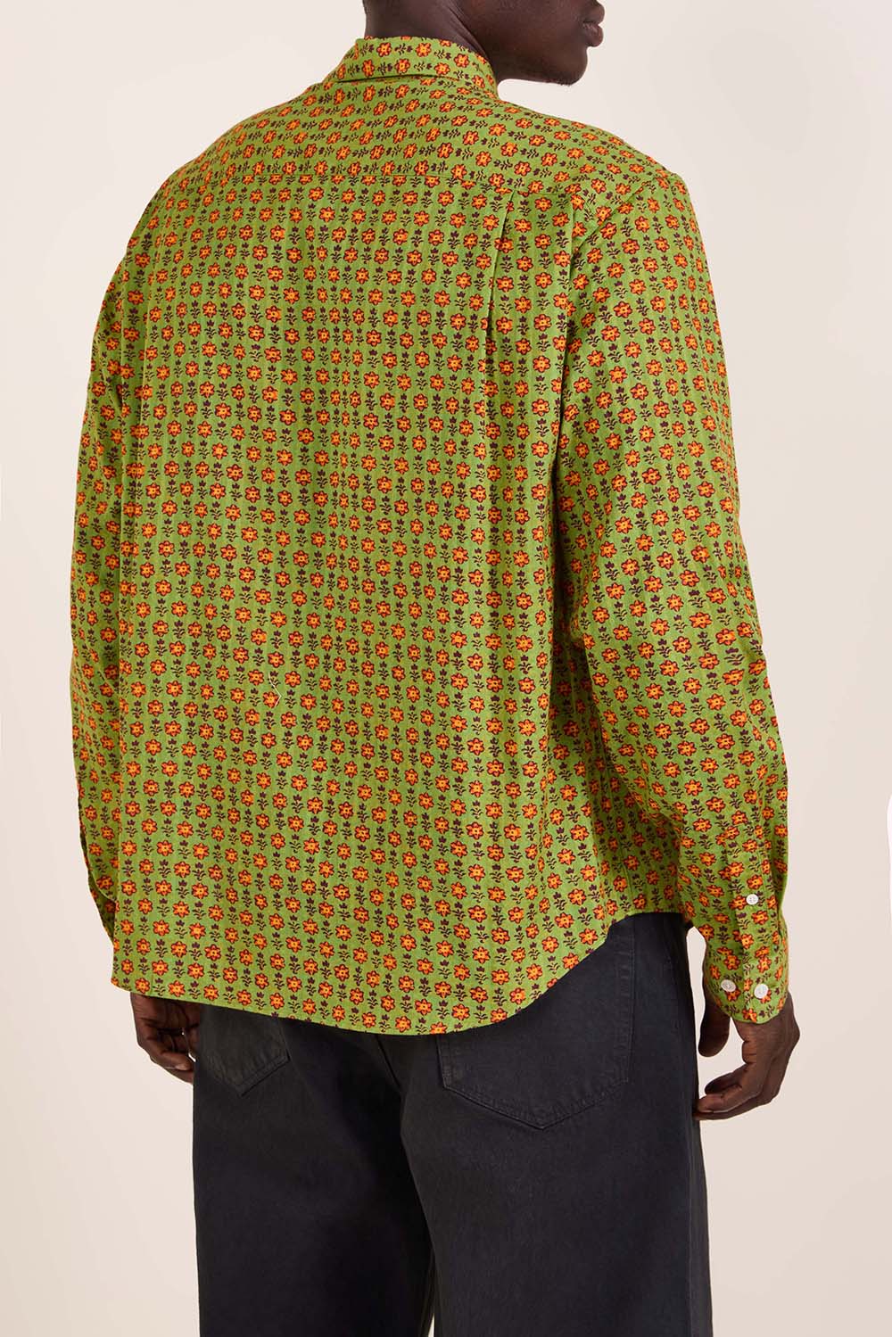 תמונת תקריב דוגמן של חולצת כפתורים