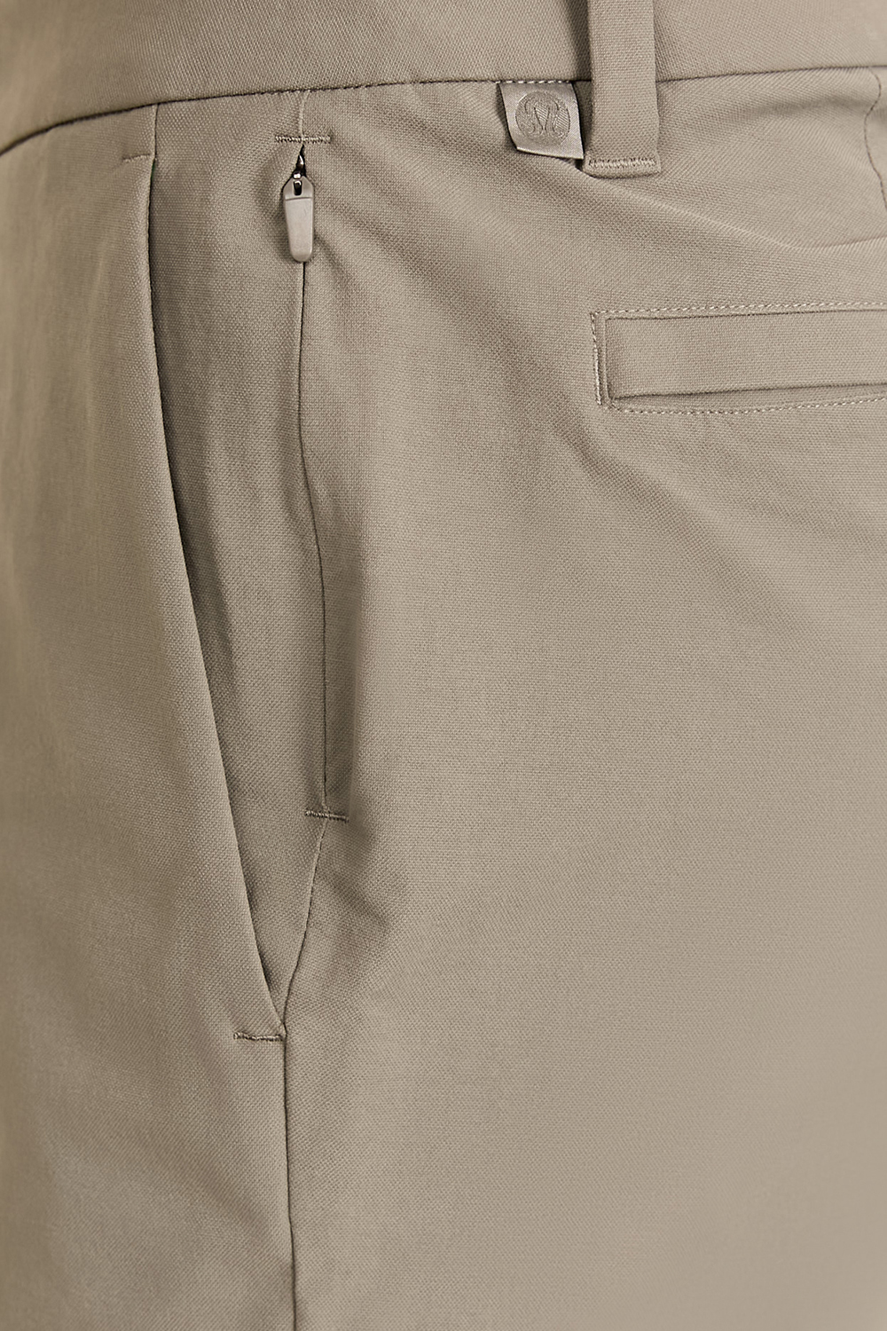 תמונת תקריב דוגמן של ABC Classic-Fit Trouser 32''L VersaTwill