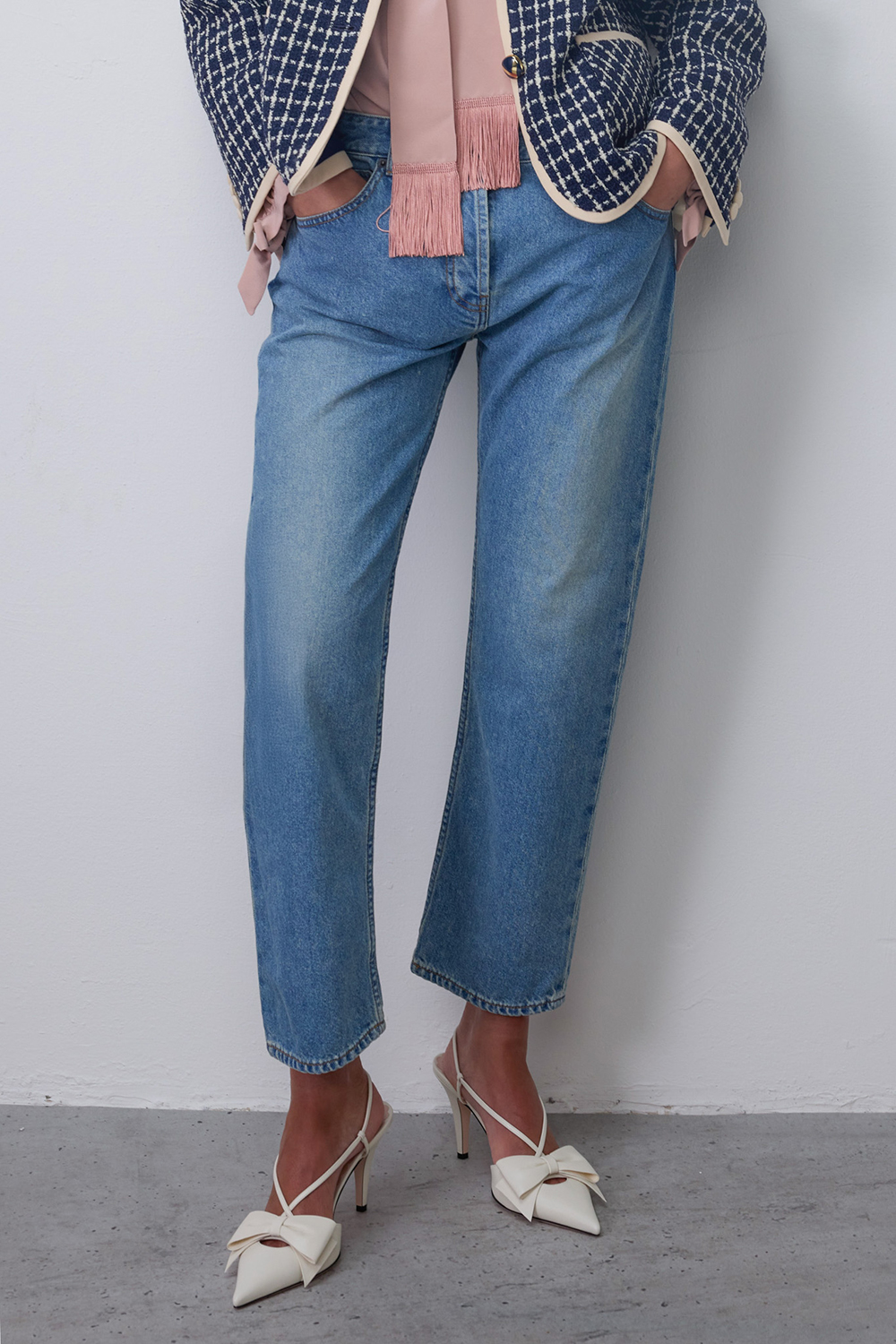 תמונת דוגמן קידמית של מכנסי ג'ינס בגזרה ישרה