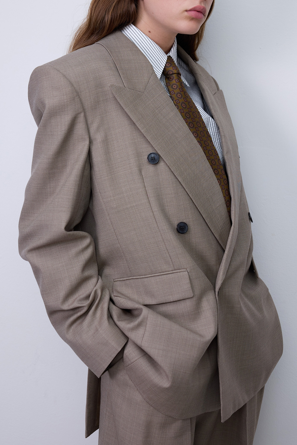 תמונת תקריב דוגמן של ז'קט מחוייט