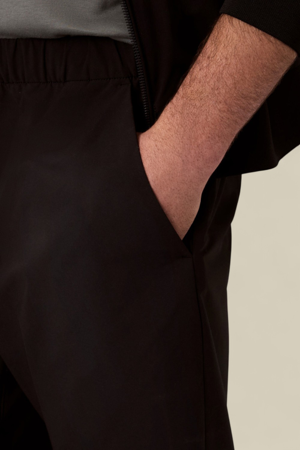 תמונת תקריב דוגמן של מכנסיים ארוכים סלים פיט