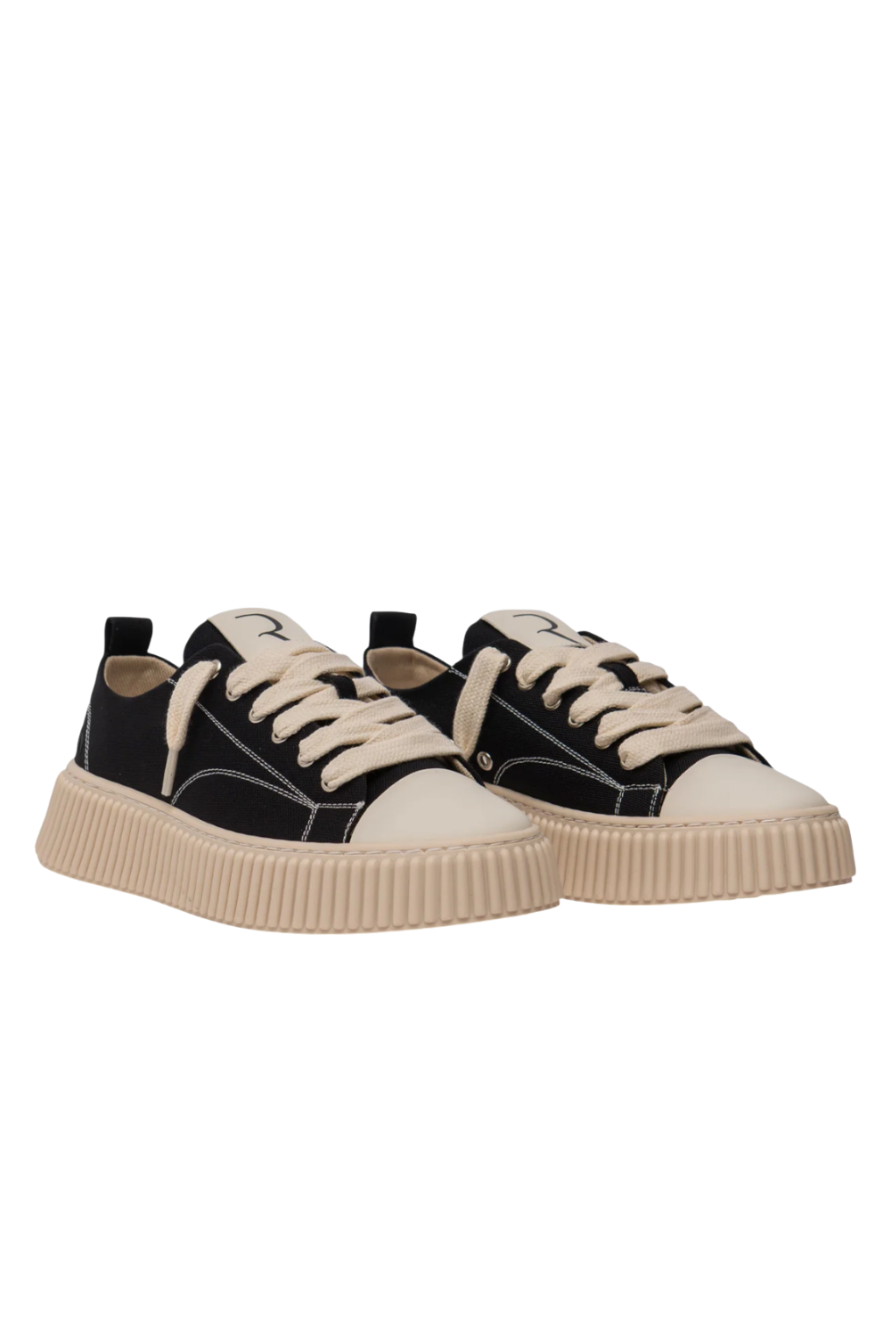 תמונת תקריב של נעלי סניקרס 2020