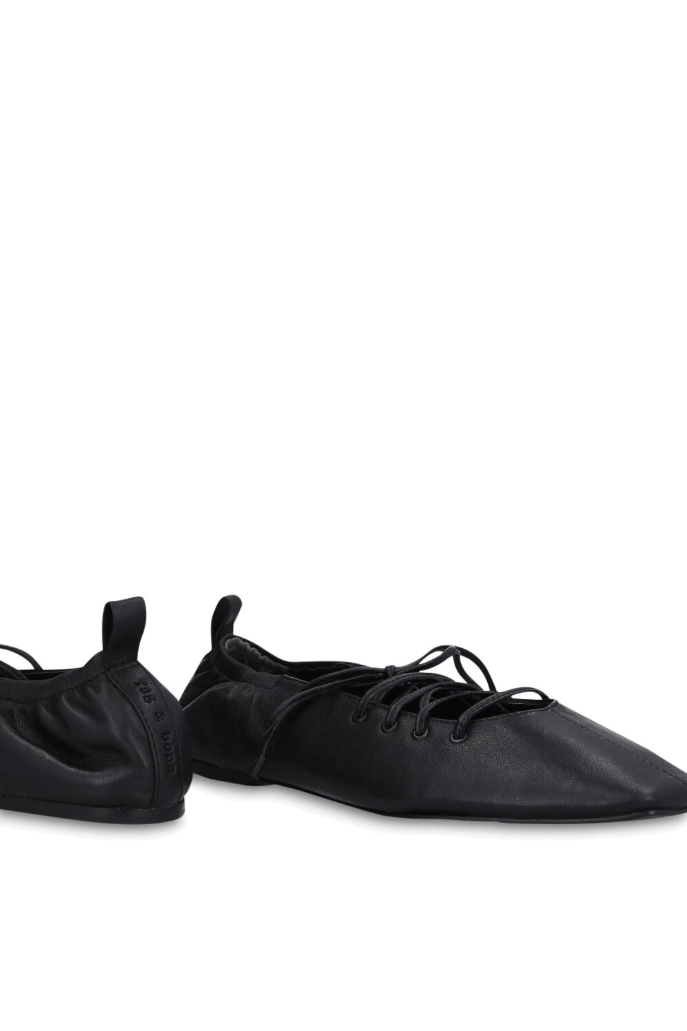 תמונת תקריב של נעלי בלרינה סופיה