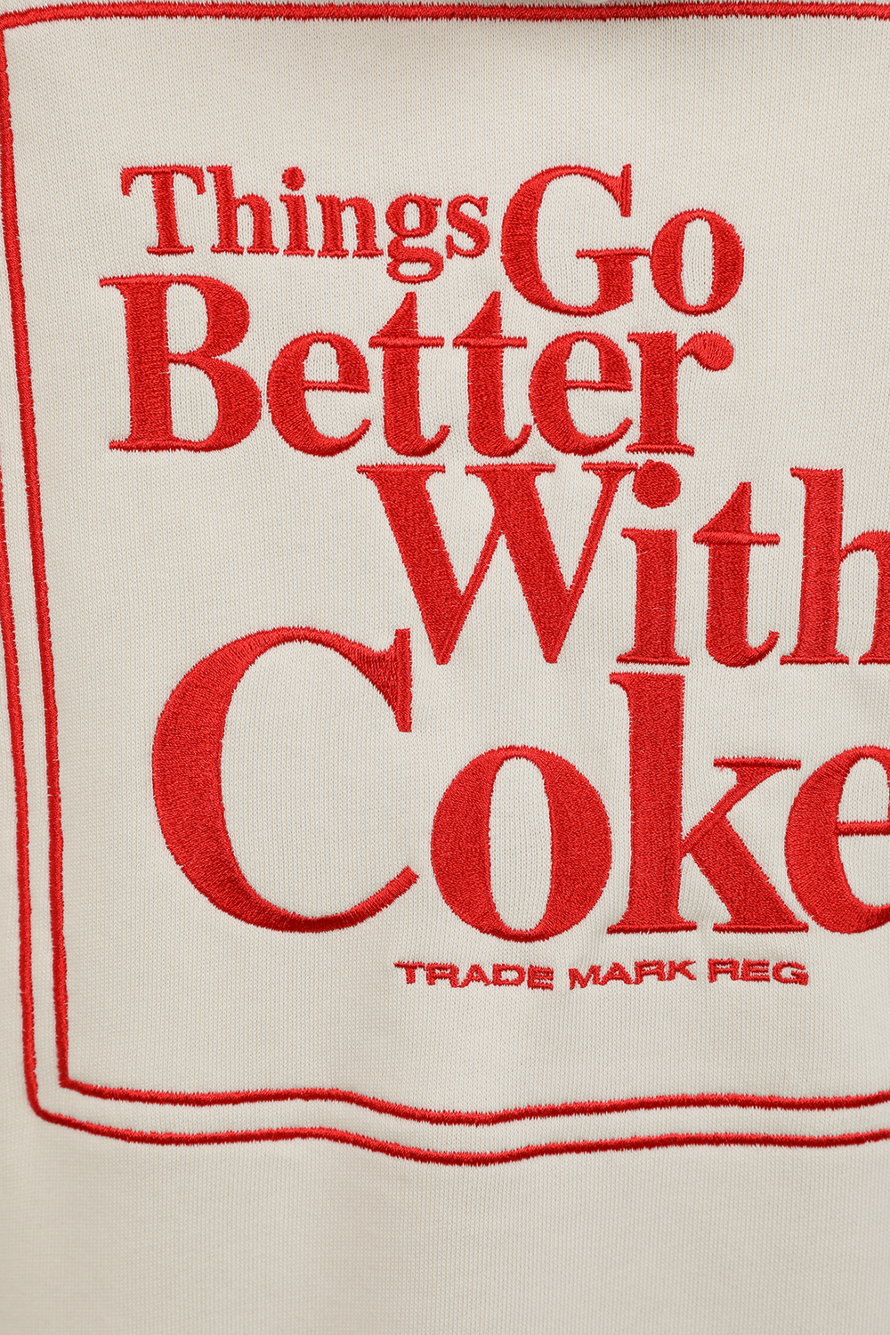 תמונת תקריב של פומה X קוקה קולה סווטשירט קפוצ'ון