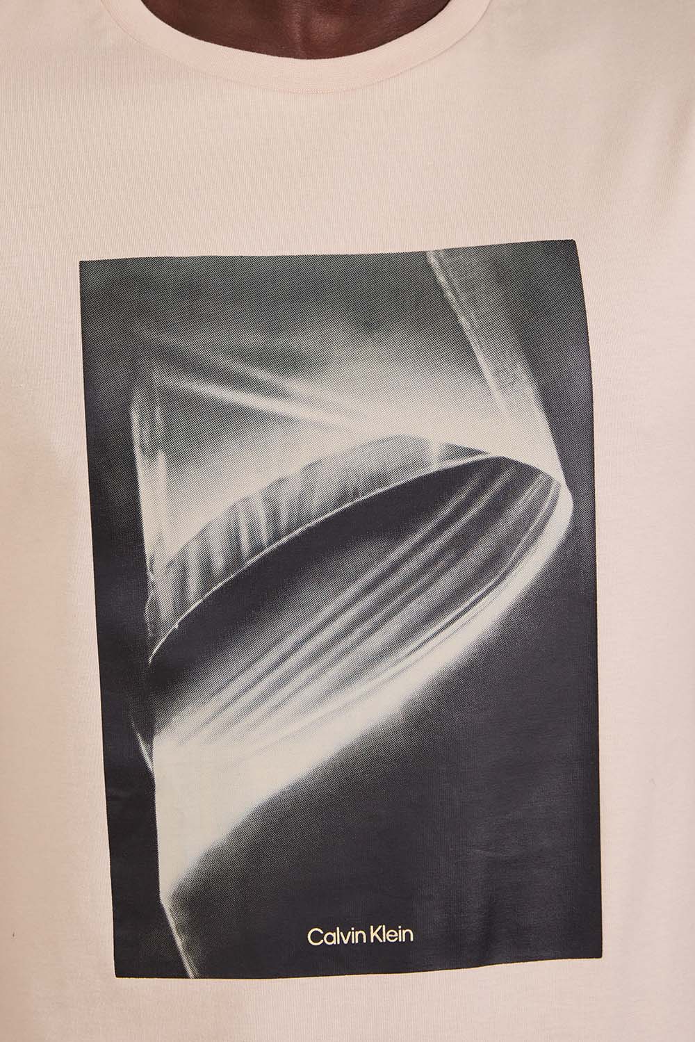 תמונת תקריב דוגמן של חולצת טי