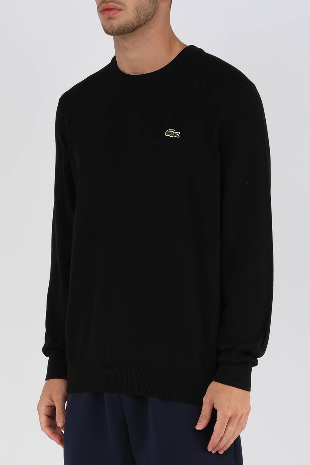 תמונת דוגמן קידמית של סריג שחור עם לוגו תנין רקום