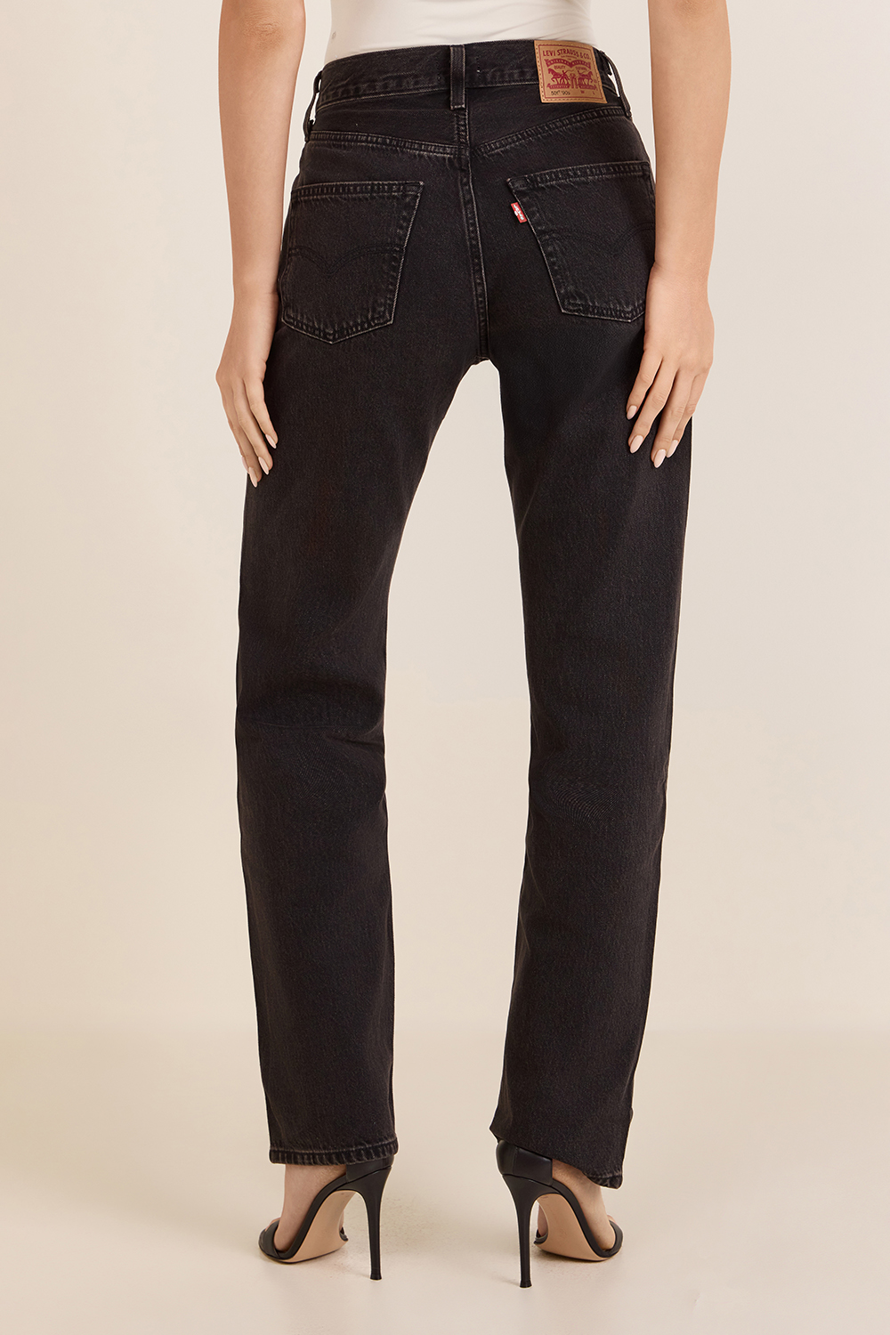 תמונת דוגמן אחורית של מכנסי ג'ינס 501 90S בגזרה ישרה