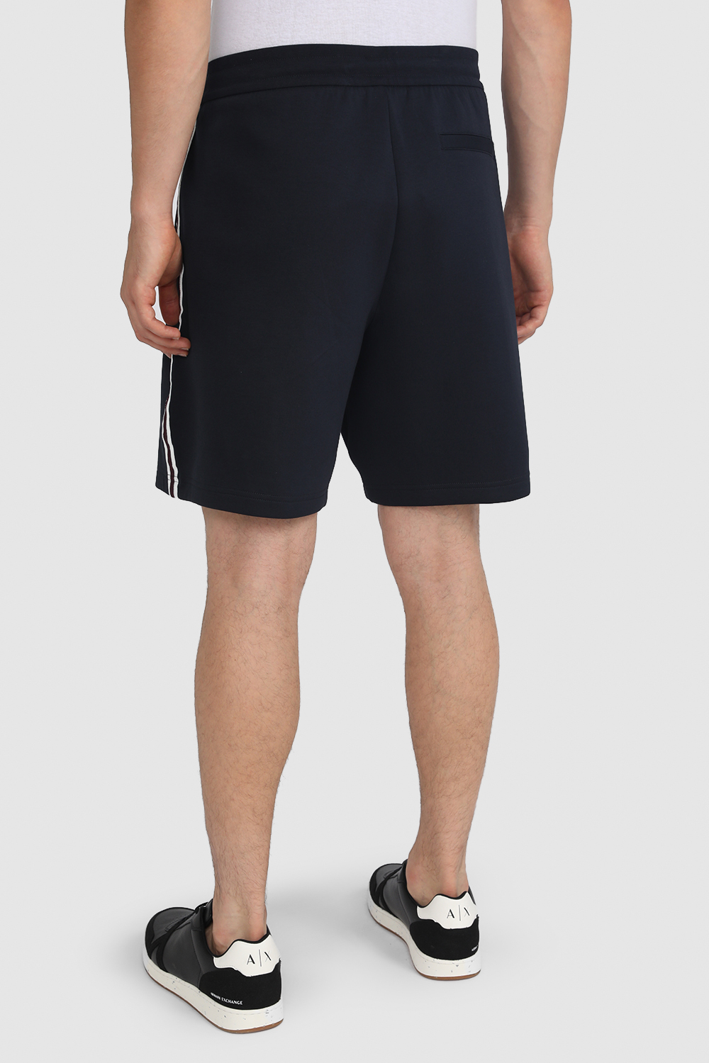 תמונת דוגמן אחורית של מכנסי ברמודה