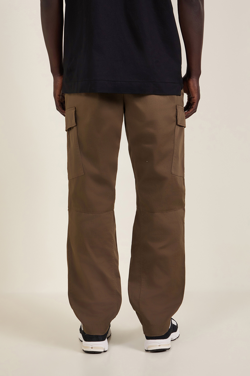 תמונת תקריב דוגמן של מכנסי קרגו בגזרה משוחררת