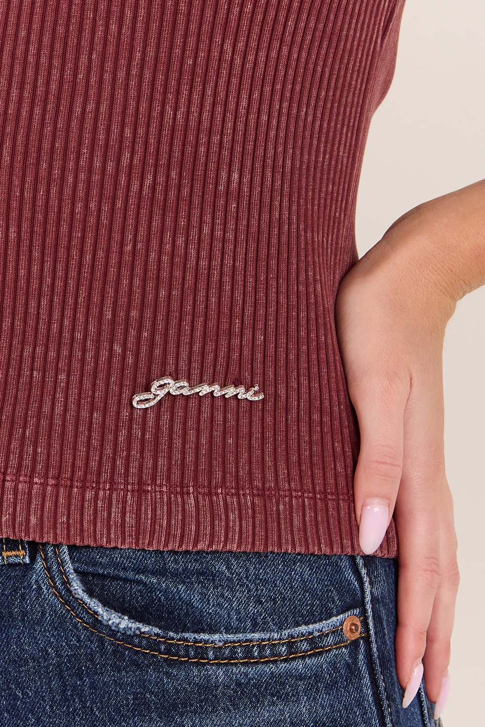 תמונת תקריב דוגמן של גופיית ריב