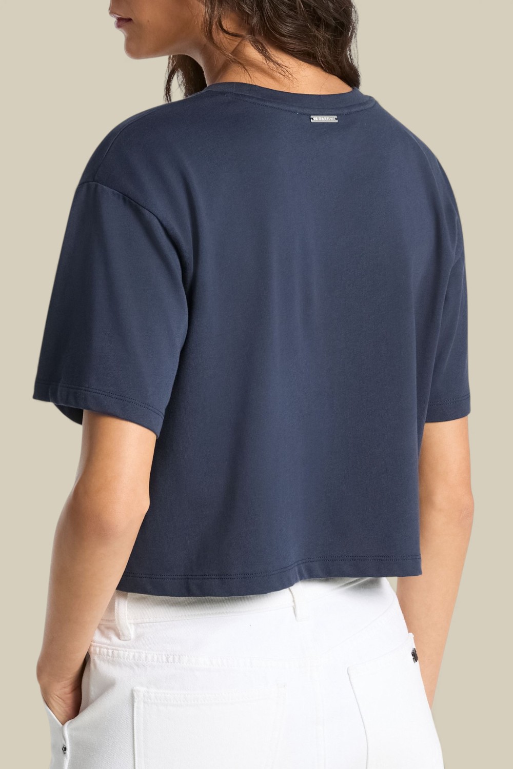 תמונת דוגמן אחורית של חולצת טי קרופ