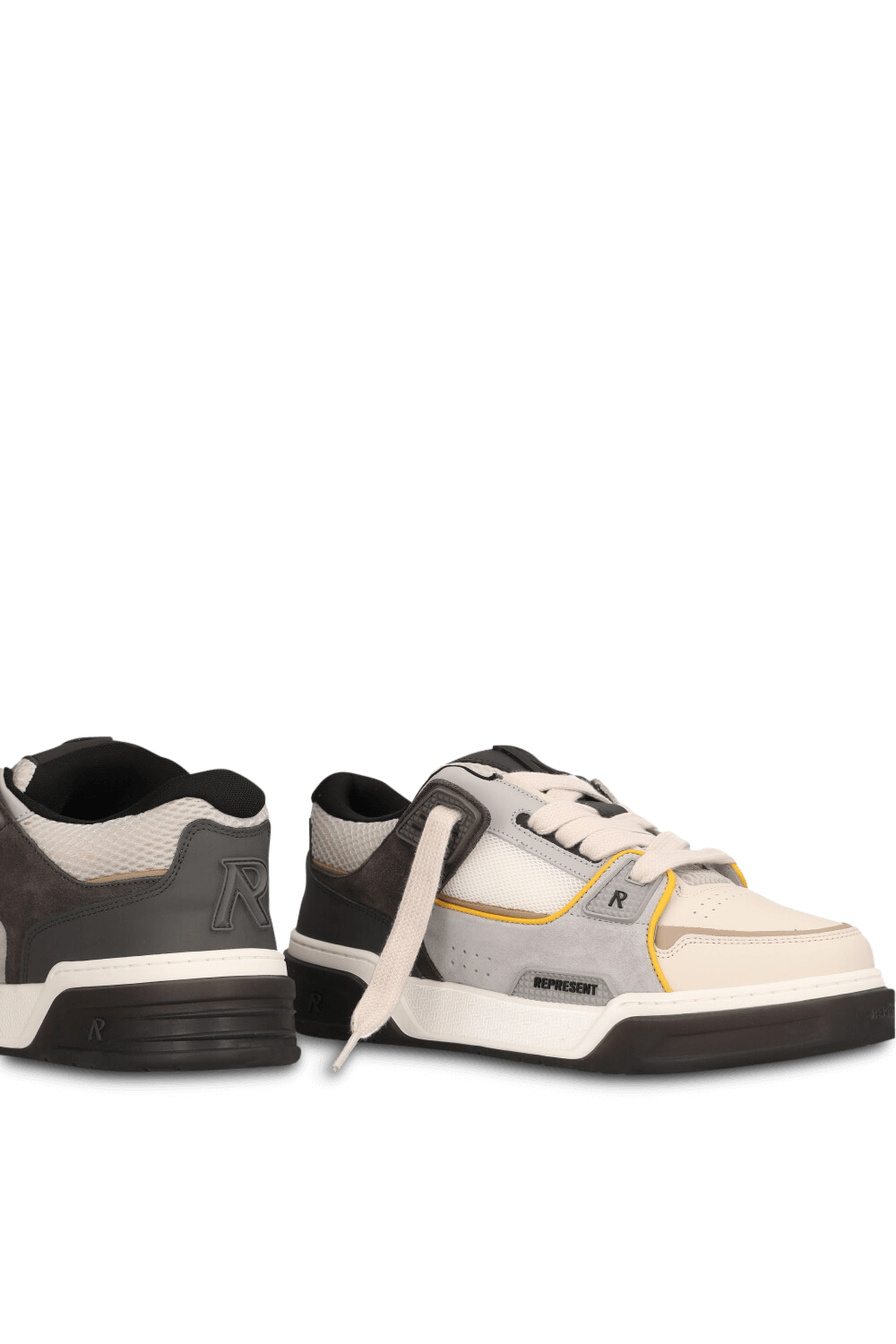 תמונת תקריב של נעלי סניקרס סטודיו