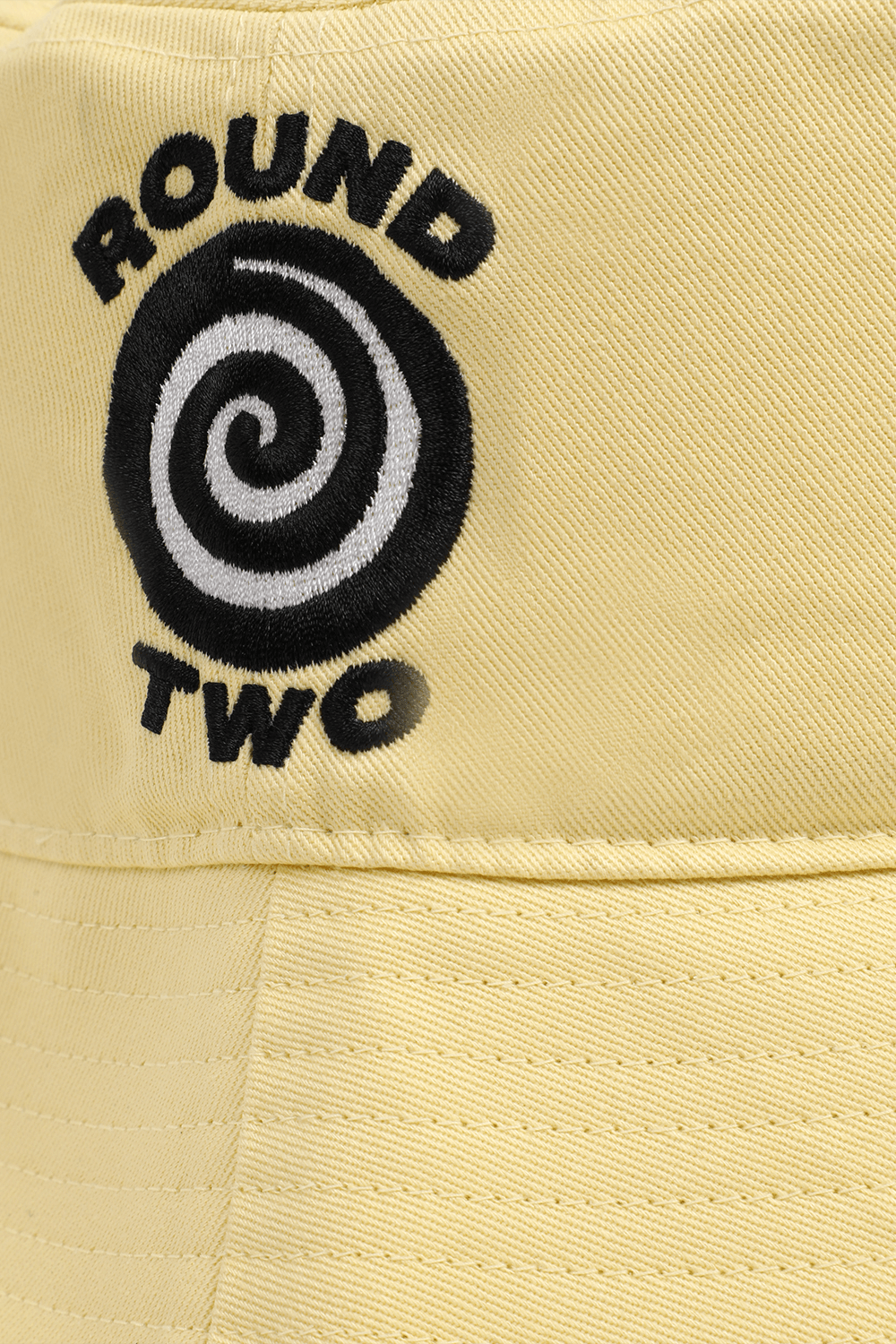 תמונת תקריב של אדידס X שון ווטרספון והוט הילס כובע באקט עם פאצ'ים