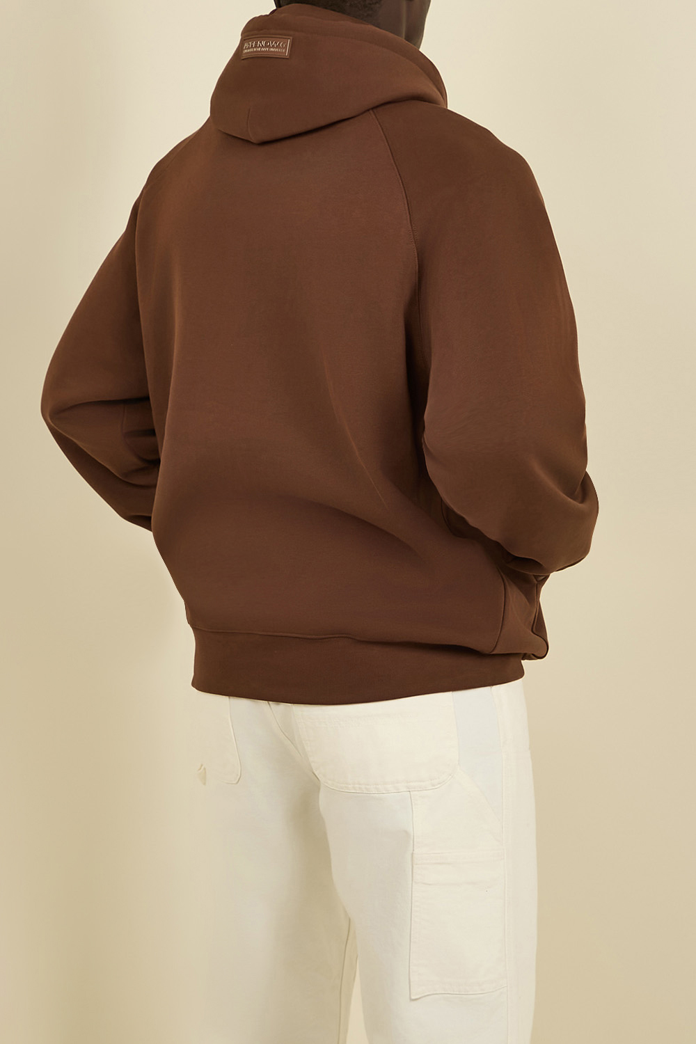 תמונת תקריב דוגמן של סווטשירט קפוצ'ון