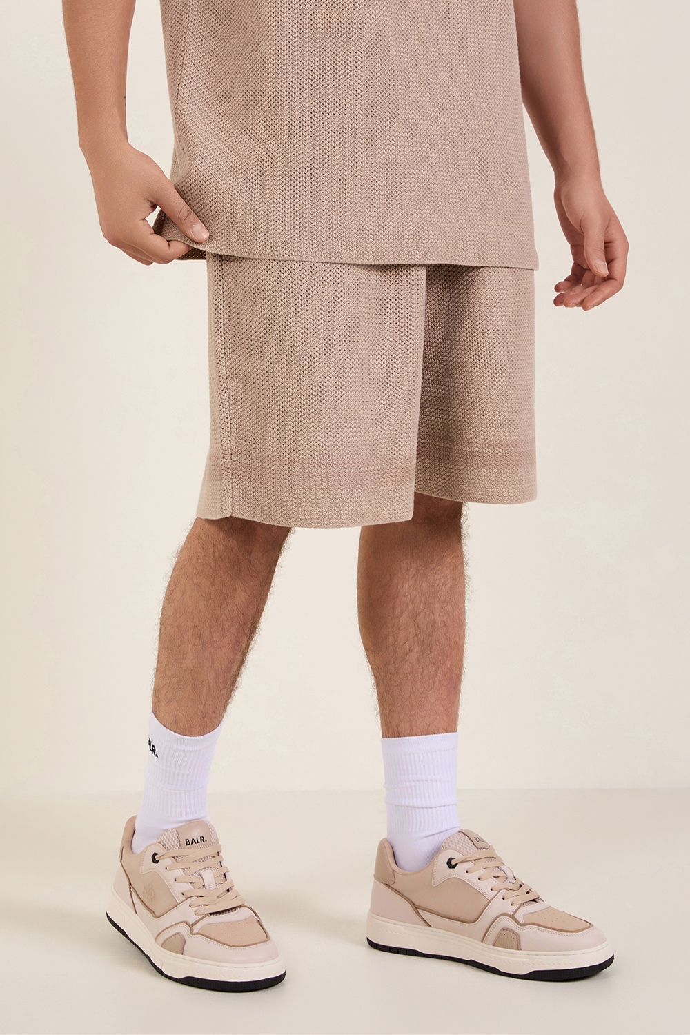 סט מכנסיים קצרים וחולצת טי