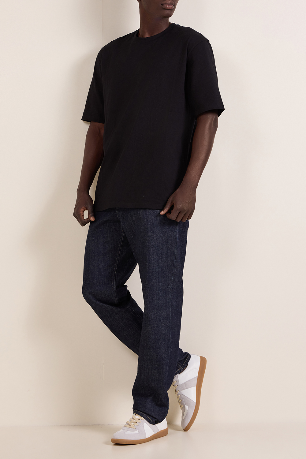 תמונת דוגמן קידמית של נעלי סניקרס