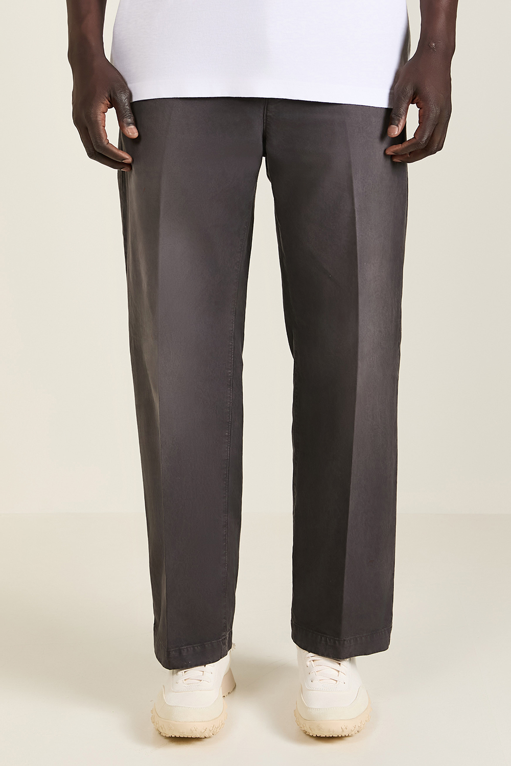 תמונת דוגמן קידמית של מכנסי צ'ינו